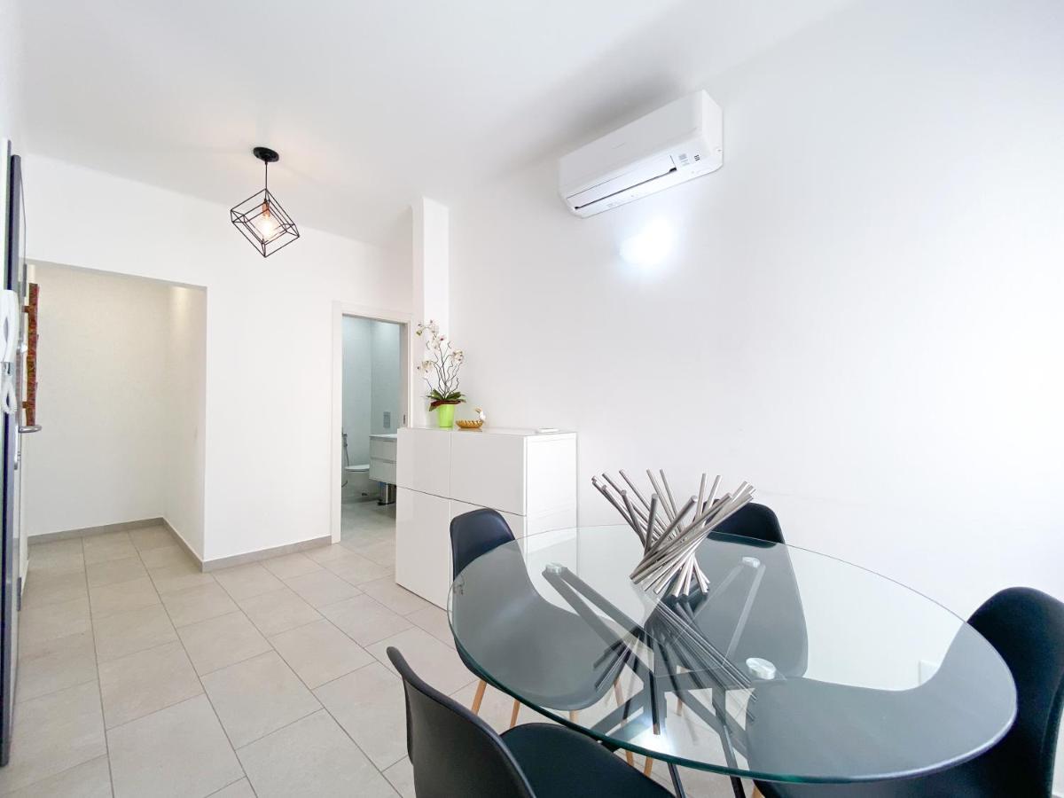 Modern In The Heart Of #1942 *